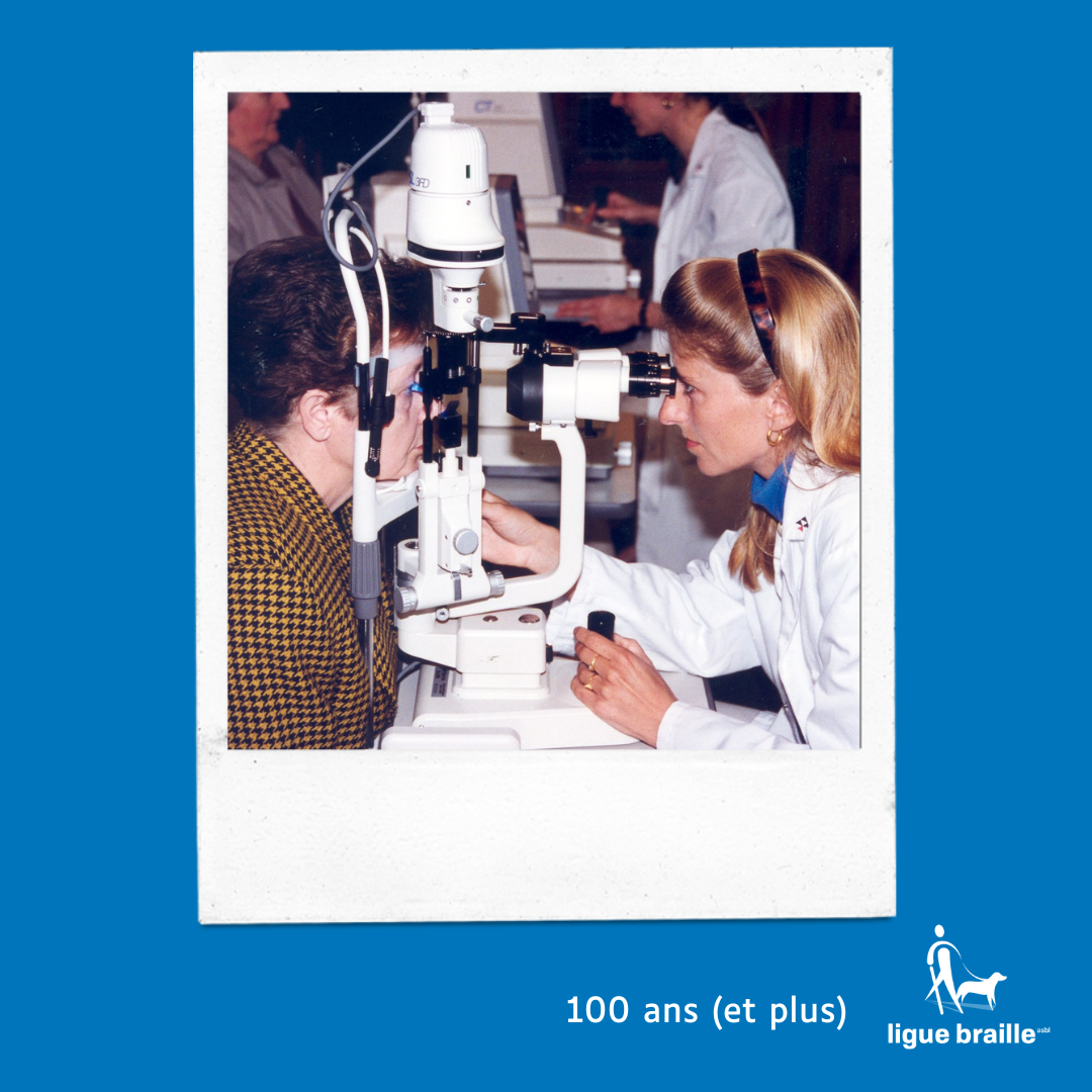 Photo d’un médecin réalisant un examen des yeux d’une dame, dans le cadre d’un dépistage du glaucome